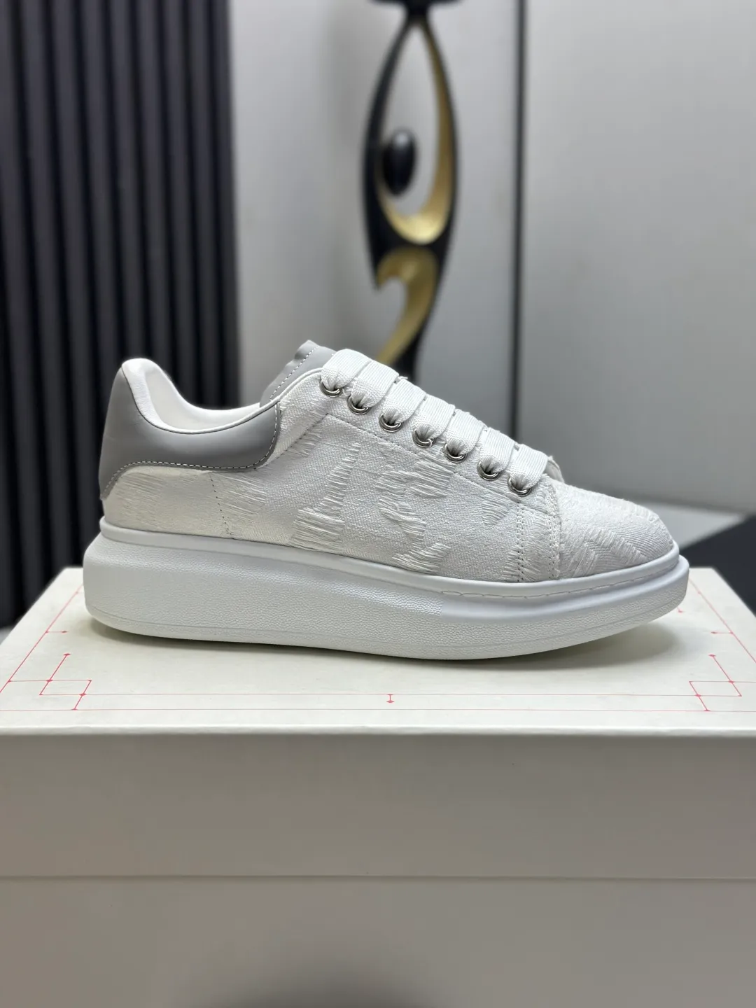 👟👟Ex-factory price 600👟👟 (🥇Top version produced in Dongguan🥇) A new upgrade of the classic McQueen white shoes. This upgrade of McQueen, which has been done for 4 consecutive years, will definitely bring you the most cost-effective ALEXANDER MCQUEEN classic in the market. If you are not confident about the quality of such a classic and world-destroying model, there is really no need to put it on the table🔙.  Purchased original version from HK counter, various demolitions.  All kinds of PKs are welcome💥.  (Anyone who has the original version at the stall is welcome🆚) The thick sole perfectly increases the elongated visual effect. The most perfect proportion of the shoe body is this last shape. The logo font on the rear tail is printed in small fonts. The logo on the foot is made of genuine leather with air-pressed colorless process. We will always update the color with the counter. 🔘Upper: genuine customized environmentally friendly full-grain cowhide 🔘Inner lining: imported mixed sheepskin (the genuine product is also sheepskin, not the cheap cowhide on the market) 🔘Sole: Exclusive molded TPU➕rubber injection molded layered outsole, (purple tail, pink tail, red tail, burgundy tail, rose gold tail sequin series, Velcro men's model needs to be customized, non-returnable) 🔘Code number 34-44 (women's size 34.40 is custom-made).